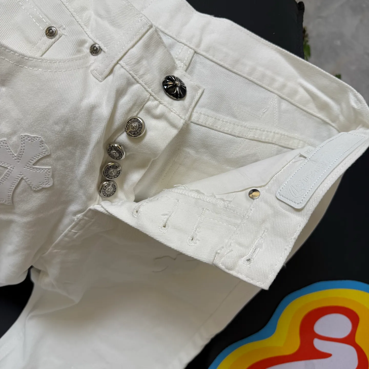 P280 Style number: D345 Chrome Hearts Chrome Hearts Star Series White Bull King Size: 28, 30, 32, 34 (S-XL) Color: White Size reference: Pants length 100 102 104 106 106 Waist 72 76 80 84 88 Recommended weight S (about 110 pounds) M (about 140 pounds) L (about 140 pounds) XL (around 165)